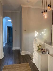 Billede fra billedgalleriet på Stylish 3-Bed Flat Opposite Central Line Station i London