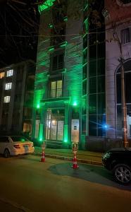 Un edificio verde con un coche aparcado delante. en Balikesir karesi grup hotel pansiyon, en Balıkesir 13 fotos más