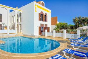 een zwembad met stoelen en een gebouw bij Villa Albuar in Patroves