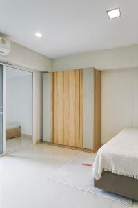 Кровать или кровати в номере City View Condo 5 mins to MRT Sutthisarn