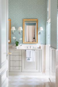 un baño con lavabo y espejo en Brenners Park Hotel & Spa, Oetker Hotels, en Baden-Baden