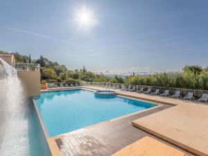 una piscina con una fuente de agua en Vacancéole – Le Domaine de Camiole, en Callian