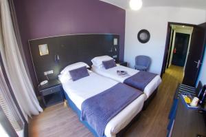 a bedroom with a large bed in a hotel room at Les Flots Bleus in Porto Ota