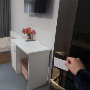 Televiisor ja/või meelelahutuskeskus majutusasutuses Golden house hotel +6 fotot