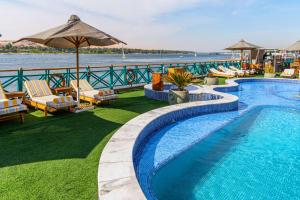 Bazén v ubytování Sonesta Moon Goddess Cruise Ship From Luxor to Aswan - 04 & 07 nights Every Monday nebo v jeho okolí