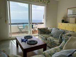 een woonkamer met een bank en een tafel bij Marina Playa in La Herradura