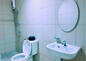 Koupelna v ubytování RNJ Hotel