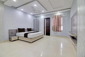a bedroom with a bed in the middle of a room at Grand Townhouse in Palwal