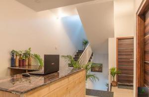 Una oficina con un escritorio con una computadora portátil sobre un mostrador. en Apple Tree Villa By Exotic Stays, en Shimla 23 fotos más