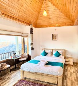 Un dormitorio con una cama con techo de madera. en Apple Tree Villa By Exotic Stays, en Shimla