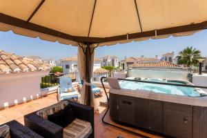 Bazén v ubytování Luxury Spa and golf villa Denton nebo v jeho okolí