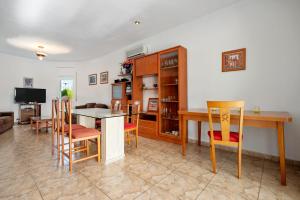 a kitchen and living room with a table and chairs at Villa Laura con piscina privada in Miami Platja