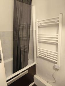 ein Bad mit Dusche und Duschvorhang in der Unterkunft Les marmottes in Aragnouet + 6 Fotos