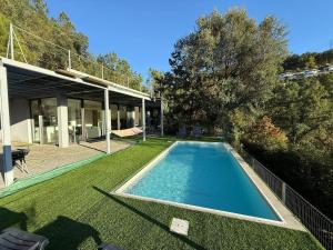 a swimming pool in the yard of a house at Villa Teixugueiras 2 - Gerês in Vieira do Minho