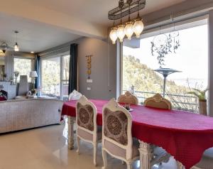 Ruang duduk di Da Alohas Luxe 4BHK Madalsa Mukhteshwar Home