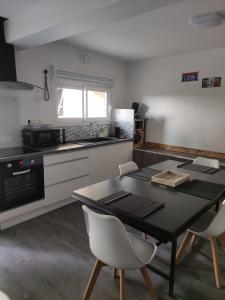 ルシヨン・アニゼールにあるChez nono et veroの部屋にテーブルと椅子のあるキッチン