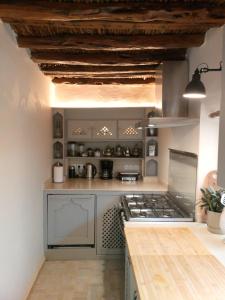 Η κουζίνα ή μικρή κουζίνα στο Maison A unique chic riad in the heart of the medina
