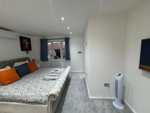 Una sala de estar con un sofá y un televisor. en WBC R1 - Modern Large Ensuite Room - Wednesbury, en Bilston