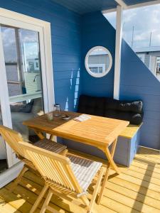 Posezení v ubytování Hausboot Snowbird Lübeck