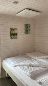 Postel nebo postele na pokoji v ubytování Hausboot Snowbird Lübeck