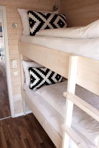 ein paar Etagenbetten in einer Kabine in der Unterkunft Koje Kalle in Heiligenhafen