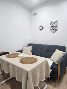 uma sala de estar com um sofá azul e uma mesa em apartamento en el 10 em Paris