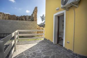サンタンナ・アッレージにあるS'apposentuのドアとポーチのある黄色い建物
