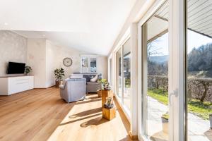 Una sala de estar con un sofá y un televisor. en Ferienhaus Wiese, en Schmallenberg