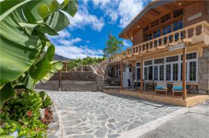 ein Haus mit einem Bananenbaum davor in der Unterkunft Paraiso del Molinero Bajo in Mogán