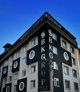 Un edificio con un cartel al costado. en Balikesir karesi grup hotel pansiyon, en Balıkesir