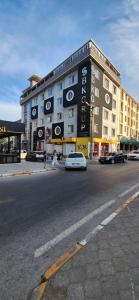 Un coche blanco aparcado delante de un edificio en Balikesir karesi grup hotel pansiyon, en Balıkesir