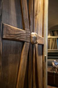 una puerta de madera con una cruz de madera encima en Red Barn, en Romorantin-Lanthenay 4 fotos más