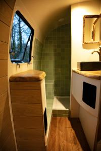 Un baño con lavabo y ducha en Red Barn, en Romorantin-Lanthenay