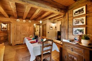 a dining room with a table in a cabin at Chalet 1175 in Arvier