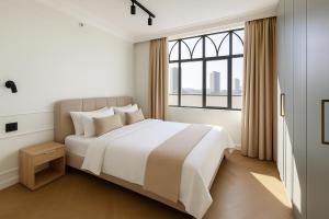 Giường trong phòng chung tại Modern De Waterkant Flat Near V&A Waterfront