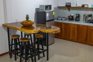 una cocina con una barra con un bol de fruta. en Apartamento Lantanas, en Palma