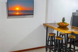 Una cocina con una mesa con un bol de fruta encima. en Apartamento Lantanas, en Palma 29 fotos más