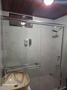 Un baño con ducha de cristal con lavabo. en Apartamento Lantanas, en Palma