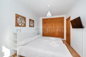 Una cama o camas en una habitación de Casa en Montferrutx 9 fotos más