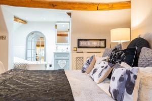 Nhà bếp/bếp nhỏ tại Oakfield Barn - Stylish Stay for Large Groups