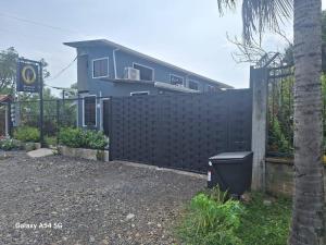 una valla frente a una casa con un edificio en Apartamento Lantanas, en Palma