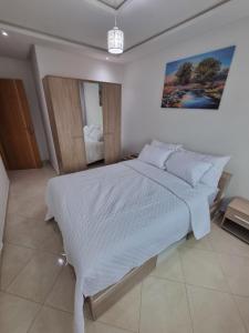 Ένα ή περισσότερα κρεβάτια σε δωμάτιο στο Appartement confortable et lumineux à RABAT