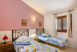 two twin beds in a bedroom with pink walls at Haus Brigitte in Playa del Ingles +17 photos