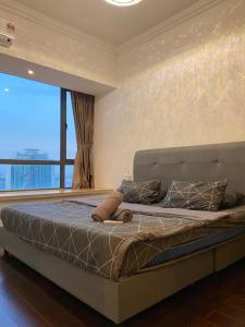 ジョホールバルにあるR&F Princess Cove Boutique Homestay By TREX #Nearby CIQ #Johor Bahru #JB Central #To custom 10minitの大きな窓付きのベッドルームの大型ベッド1台 +291枚の写真