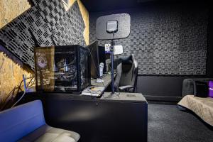 Una oficina con un escritorio con una computadora encima en CyberHostel Almada, en Almada