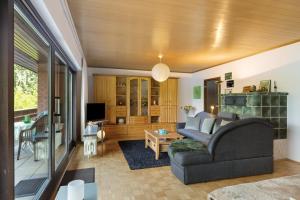 LanggönsにあるFerienwohnung Rositaのソファとテーブルのあるリビングルーム