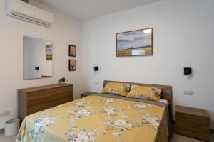 Krevet ili kreveti u jedinici u okviru objekta Cosy 3BR Duplex Penthouse with Terrace & Views by Isola360