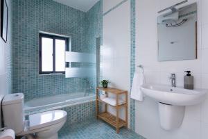 Kupatilo u objektu Cosy 3BR Duplex Penthouse with Terrace & Views by Isola360 +36 fotografija