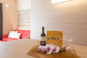 una botella de vino y flores en una mesa en Alpenblick Nr 9, en Campo Tures 12 fotos más