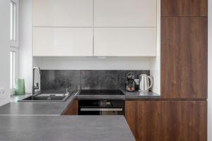 Kuchyň nebo kuchyňský kout v ubytování Cozy One-Bedroom Retreat in Klaipėda I Cohost